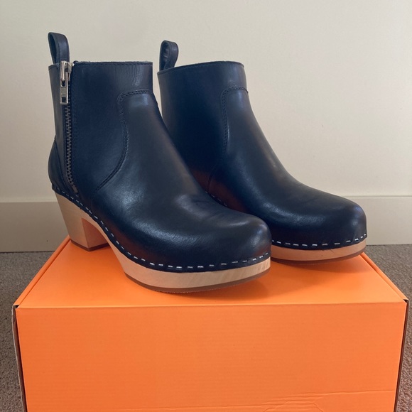 Swedish Hasbeens Shoes - Swedish Hasbeens “Zip It Emy” Clog Boot size 40